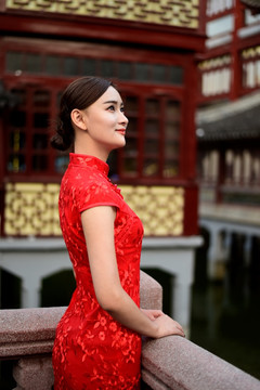 江南古鎮(zhèn)里的紅旗袍美女