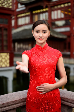 中式美女伸手邀請