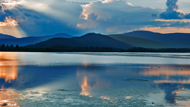 阿尔山杜鹃湖