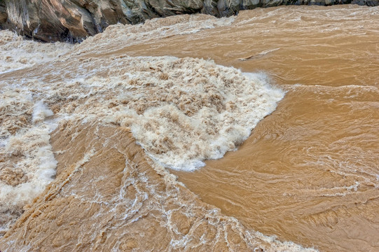 激流 虎跳峡