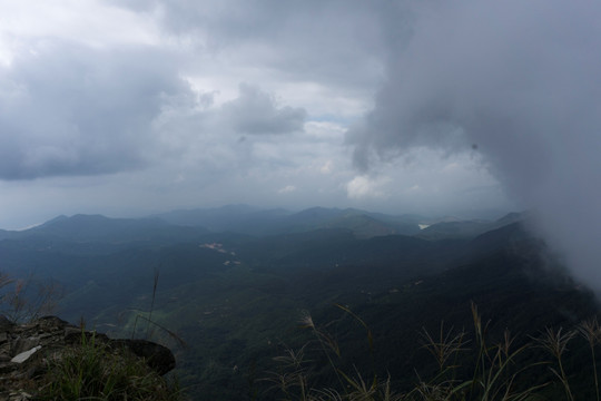 缺牙山山脉