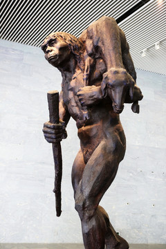 周口店遗址北京人狩猎的雕像