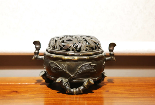 竹叶纹镂空铜雕香炉