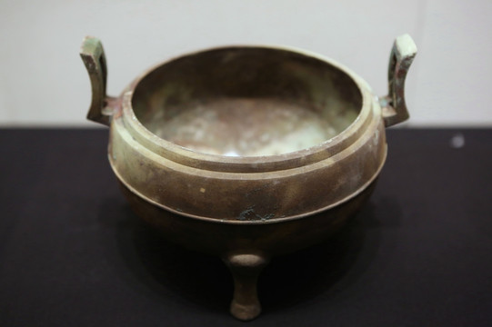 西汉时期海昏侯文物展青铜鼎