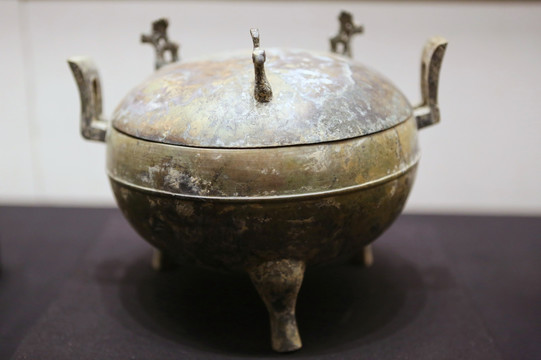 西汉海昏侯文物展带盖的兽足青铜