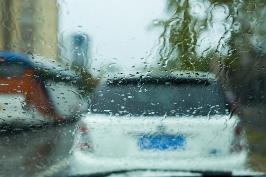 雨中行驶