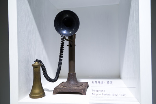 民国老式听筒电话机