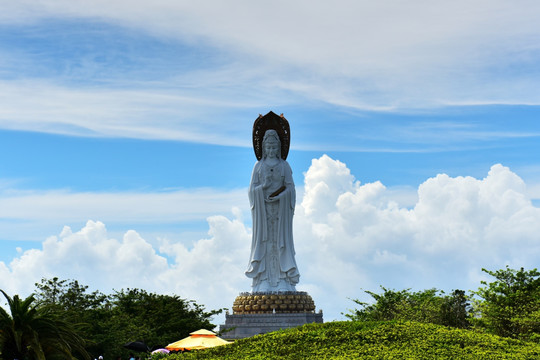 南山寺水上观音塑像