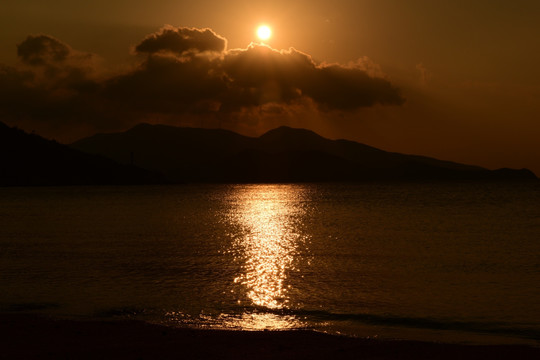 夕阳海湾沙滩