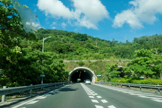 高速公路隧道口