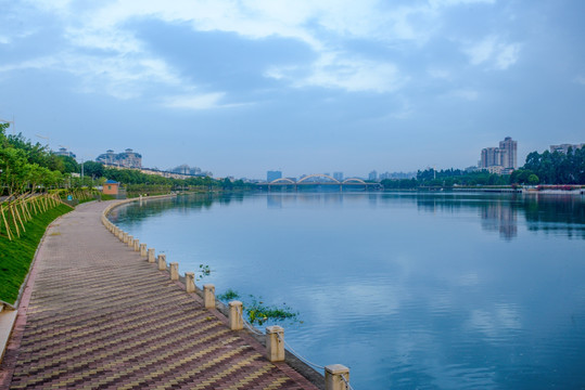 河岸清晨