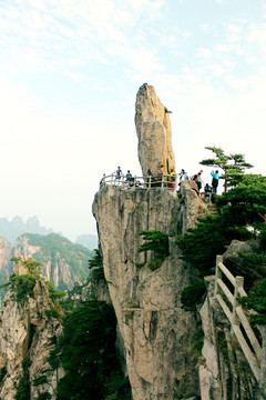 黄山飞来石