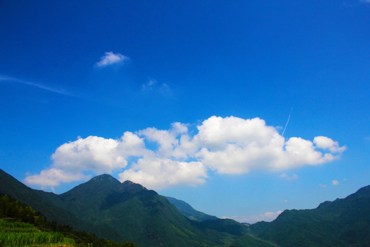 青山 蓝天白云