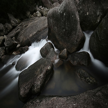 山涧岩石