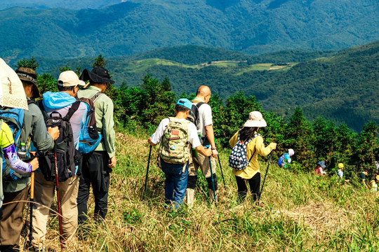 背包客下山