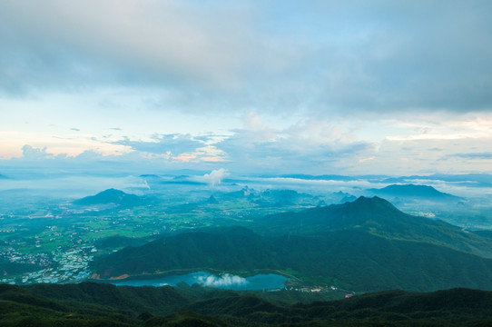 晨曦 云海 群山连绵 霞光万道