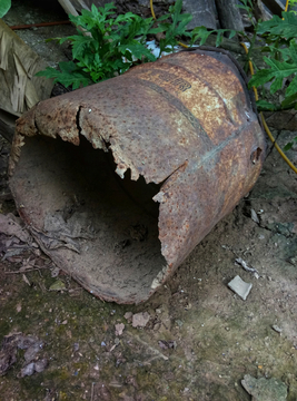 破旧的铁桶