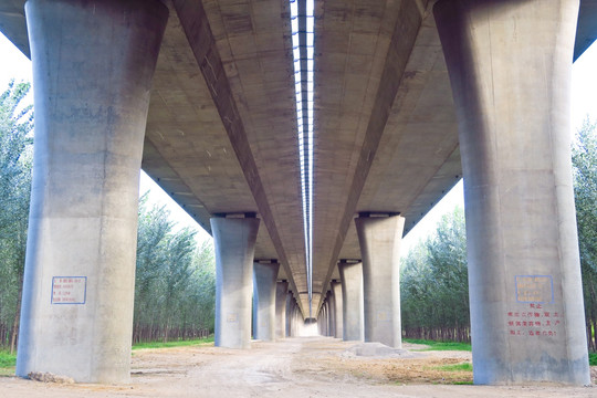 高速公路大桥桥墩