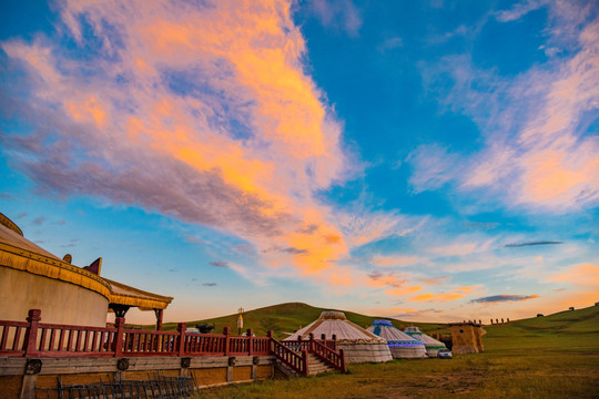 日落前的蒙古包