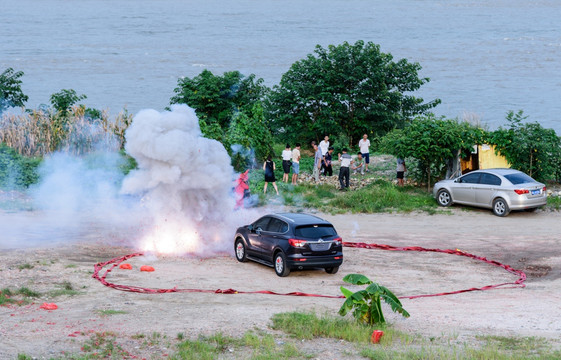 彭山岷江边祭车仪式