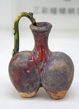 三彩瓷器文物展示
