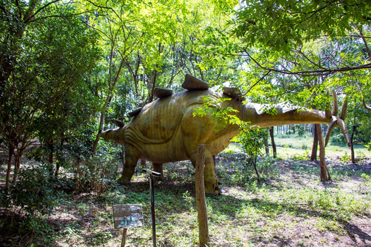 生存法则 恐龙 雕塑