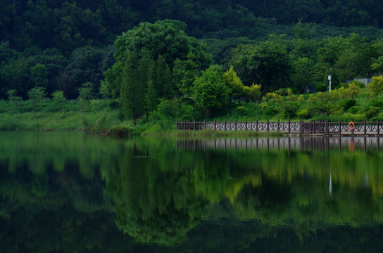 湖江山色