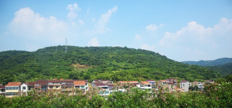 山脚下的村庄远景