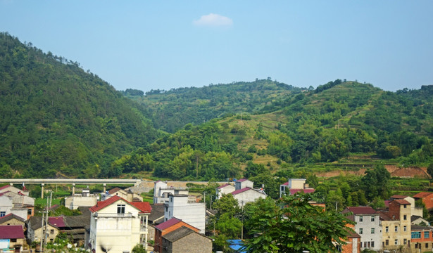 村庄建筑和绿色远山