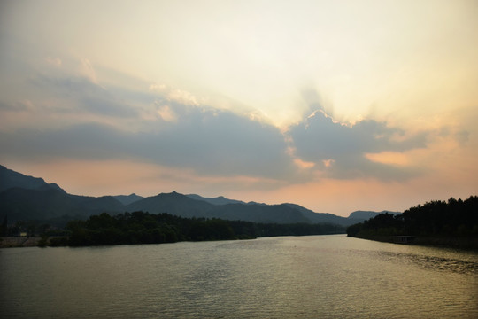 彩霞与河流风景图