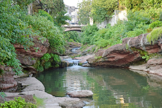 岩石间的绿色水流