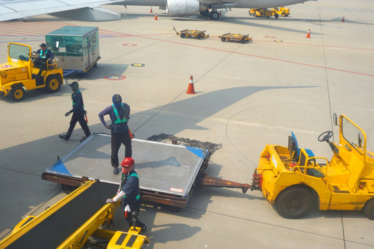 韩国仁川机场 地勤 装卸行李