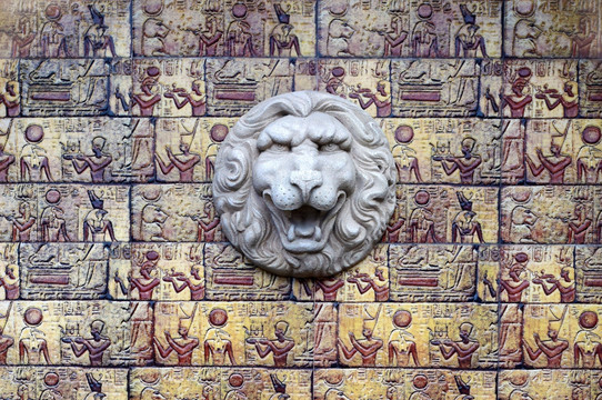 复古壁画与狮头浮雕