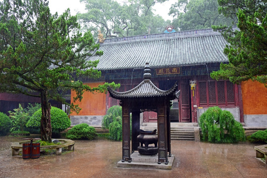 雨中的寺庙古建筑图