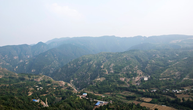 连绵的嵩山山脉风景