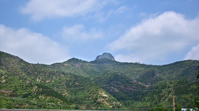 巍峨的山峰高清图