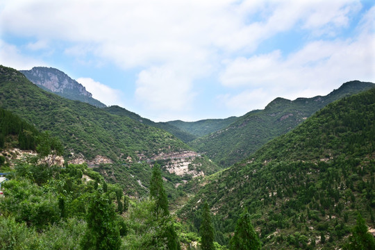 高山和低谷风景图