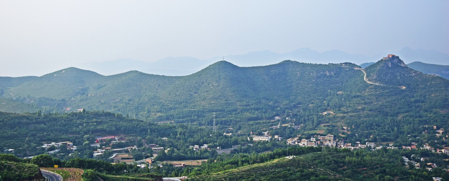 山下的乡村风景摄影