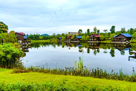 草地 湖水 别墅