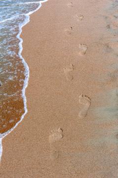 沙滩海浪与脚印