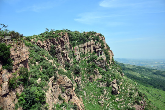 夏日的断崖山脉风景