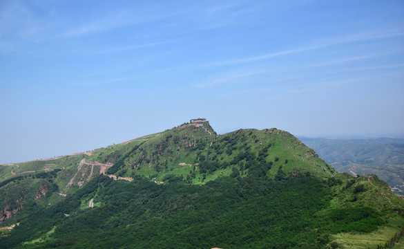 夏日里的翠绿山脉风景