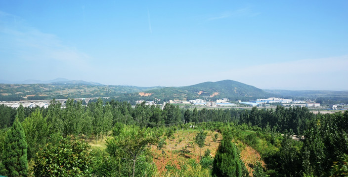 远山和绿色原野风景