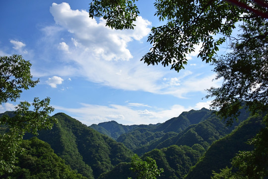 层叠的山脉风景图