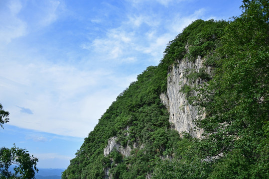 高大的山体断崖图片