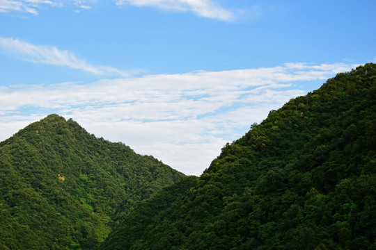 层叠的山脉风光图