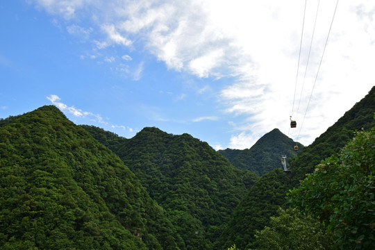 山峦间的索道风景