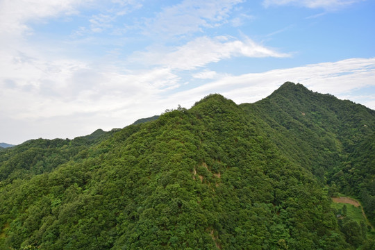 蓝天下的山脉