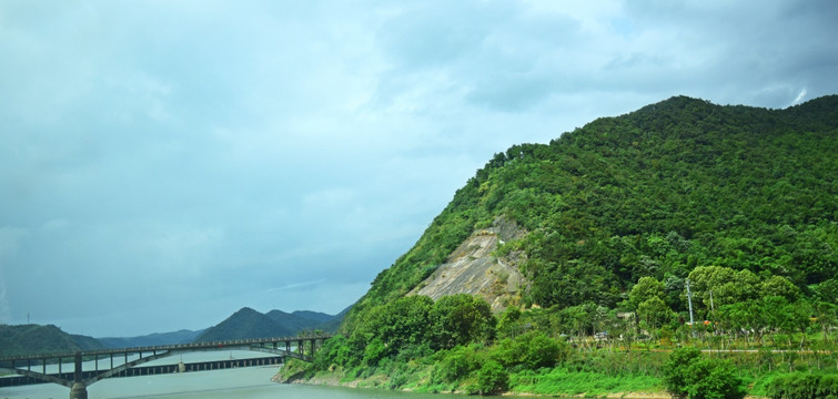 山脚下的河流与桥梁