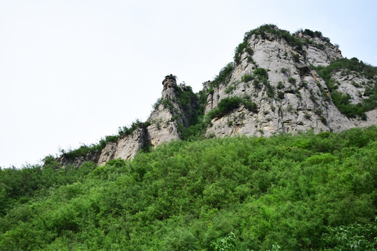 突兀的石头山峰图片